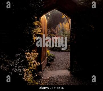 Beaulieu House & Gardens, Co Louth, Irlanda, piante erbacee di confine e Gateway per il giardino murato Foto Stock