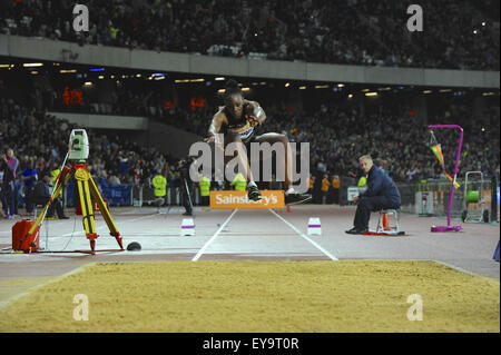 Londra, Regno Unito. Il 24 luglio, 2015. Sinead Gutzmore (GBR) a competere in Donne Salto triplo concorrenza, Giorno uno del Sainsbury's Anniversario giochi. Gutzmore giunse quarto in concorrenza ma ha fatto realizzare un PB di 13,54. Credito: Michael Preston/Alamy Live News Foto Stock