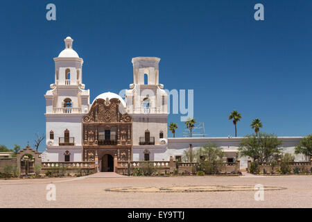 La storica Missione Spagnola, San Xavier del Bac vicino a Tucson, Arizona, Stati Uniti. Foto Stock