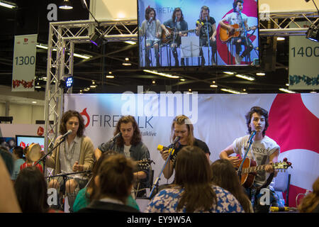 Anaheim, California, USA. Il 24 luglio, 2015. Le Cerimonie eseguire alla sesta annuale conferenza VidCon all'Anaheim Convention Center di Anaheim, in California, il 24 giugno 2015 Credit: Randy Miramontez/Alamy Live News Foto Stock