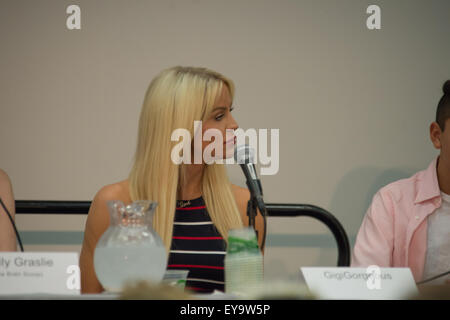 Anaheim, California, USA. Il 24 luglio, 2015. Gigi Gorgeous presenta alla sesta annuale conferenza VidCon all'Anaheim Convention Center di Anaheim, in California, il 24 giugno 2015 Credit: Randy Miramontez/Alamy Live News Foto Stock