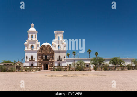 La storica Missione Spagnola, San Xavier del Bac vicino a Tucson, Arizona, Stati Uniti. Foto Stock