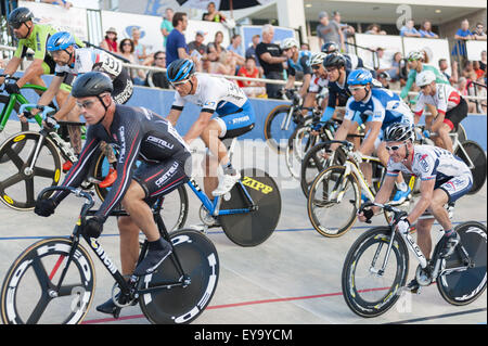 Rock Hill, South Carolina, Stati Uniti d'America. Il 24 luglio, 2015. Ampio campo di piloti iniziare uomini della gara a punti durante gli Stati Uniti Ciclismo Masters via Campionati Nazionali al velodromo giordana in Rock Hill nella Carolina del Sud. (Credito Immagine: © Ed Aldridge via ZUMA filo) Foto Stock