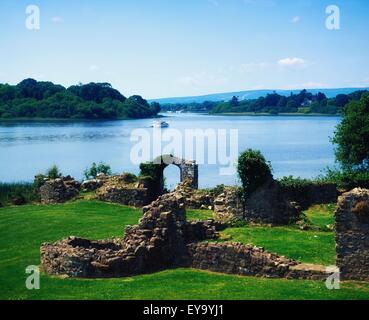 Parte superiore del Lough Erne, Co Fermanagh, Irlanda; Barca vicino castello Crom Foto Stock