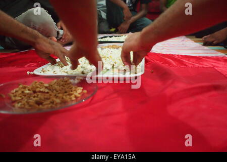 Mangiare Popcorn in un gruppo mentre è seduto Foto Stock