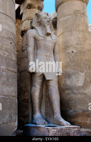 Luxor, Egitto. Tempio di Luxor (Ipet resyt): una grande statua del re Ramses II il Grande (1303-1212) Foto Stock