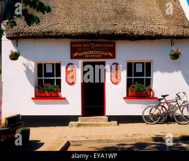 Con il tetto di paglia Negozio tradizionale, Belleek, Co Fermanagh, Irlanda Foto Stock