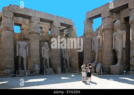 Luxor, Egitto. Tempio di Luxor (Ipet resyt): tre stautes del re Ramses II nel primo cortile. Foto Stock