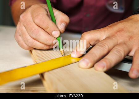 Mani maschio con righello e matita closeup. Professional carpenter al lavoro. Foto Stock