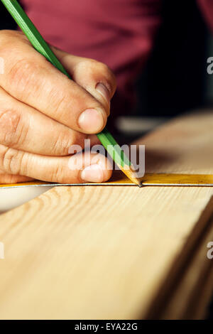 Mani maschio con righello e matita closeup. Professional carpenter al lavoro. Foto Stock