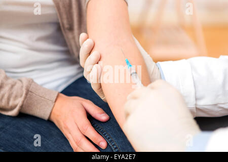 Dettagli vista ravvicinata di una vaccinazione di braccio Foto Stock