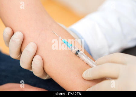 Dettagli vista ravvicinata di una vaccinazione di braccio Foto Stock