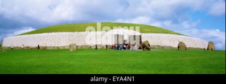 Newgrange, Co Meath, Irlanda, tomba di passaggio Foto Stock