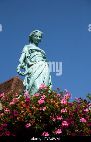 Markirch, Francia, donna scultura alla Fontaine de la jeune fille Foto Stock