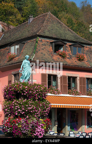 Markirch, Francia, donna scultura alla Fontaine de la jeune fille sulla strada principale Foto Stock