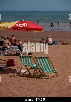 Vuoto due sedie a sdraio in spiaggia, Devon, Regno Unito Foto Stock
