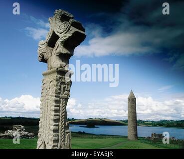 Devenish sito monastico, Co Fermanagh, Irlanda; alta Croce e torre rotonda Foto Stock