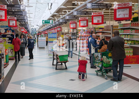 Sigolsheim, Francia, persone in Cora ipermercato Foto Stock