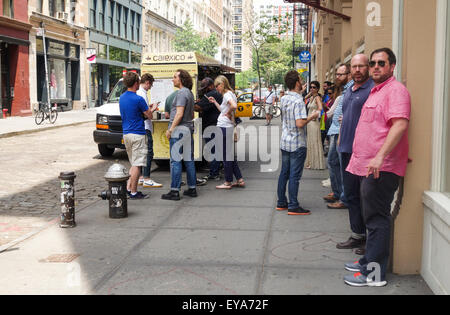 Rinforzo del popolo fino al messicano cibo di strada carrello. La città di New York, Manhattan STATI UNITI D'AMERICA. Foto Stock