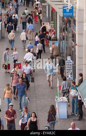 Berlino, Germania, passanti in Berlin Friedrichstrasse Foto Stock