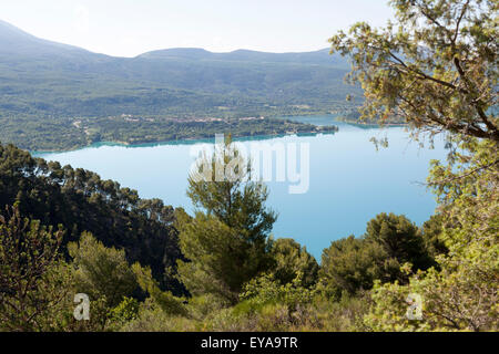 Il lago di Sainte-Croix visto da un punto di vista vantaggioso nei pressi del villaggio di Sainte-Croix du Verdon (Alpes de Haute Provence - Francia). Foto Stock