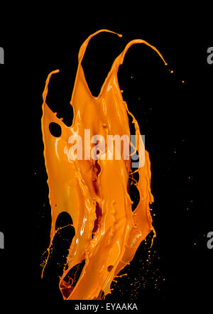 Arancione spruzzi di vernice su sfondo nero Foto Stock