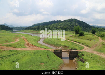 Una vista da Ayappancoil ponte sospeso, vicino Kattappana; una straordinaria combinazione di flusso, prati verdi e cielo molto nuvoloso Foto Stock