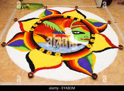 Athappookkalam (decorazione floreale) in associazione con Onam celebrazioni in Abu Dhabi, Emirati arabi uniti Foto Stock