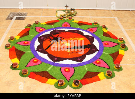 Athappookkalam (decorazione floreale) in associazione con Onam celebrazioni in Abu Dhabi, Emirati arabi uniti Foto Stock