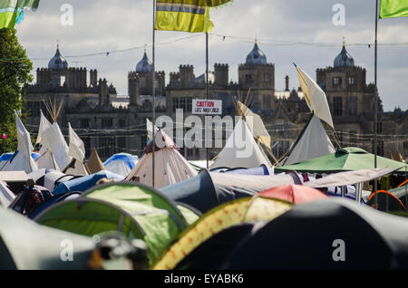 Charlton Park, Wiltshire, Regno Unito. Il 25 luglio 2015. WOMAD Festival, due giorno. Scene di piacevole al mondo della musica e della danza festival la seconda mattina. Il sole splende e inizia ad asciugare il fango a Charlton Park, Inghilterra, Regno Unito. Credito: Francesca Moore/Alamy Live News Foto Stock