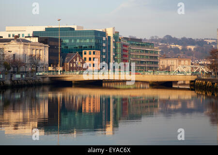 Edifici lungo il Fiume Lee; Cork City, nella contea di Cork, Irlanda Foto Stock