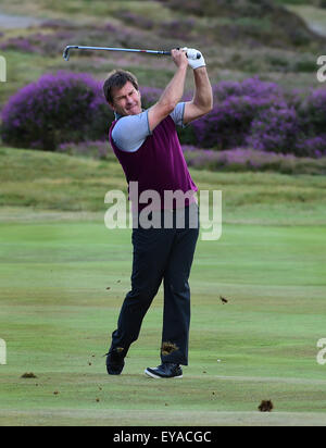 Sunningdale, Berkshire, Regno Unito. Xxv Luglio, 2015. Seniors Open Golf durante la pioggia ha ritardato il torneo Round 2. Nick Faldo (ITA) con il suo approccio shot Credito: Azione Sport Plus/Alamy Live News Foto Stock