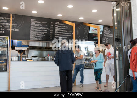 Persone che attendono il loro ordine di takeaway pesce e patatine o hamburger a sydney fish e chip shop Balmoral Beach,l'australia Foto Stock