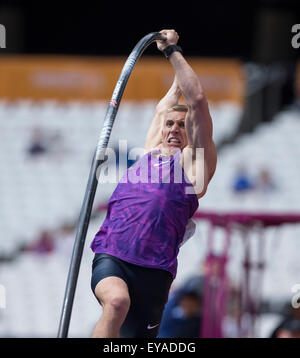 Queen Elizabeth Olympic Park, London, Regno Unito. Xxv Luglio, 2015. Sainsburys anniversario giochi. Piotr Lisek (POL) concorrenti negli uomini della Pole Vault. Credit: Azione Plus immagini di sport/Alamy Live News Foto Stock