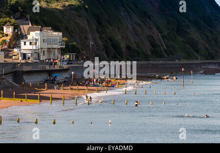 Teignmouth Corinthian Yacht Club e Spiaggia la scena durante l'estate. La chiesa, scogliere e spiaggia inguine. Foto Stock