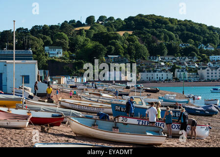 La femmina equipaggio del grande Cox preparano il loro concerto per una pratica del canottaggio gita sul fiume Teign e al mare a Teignmouth. Foto Stock