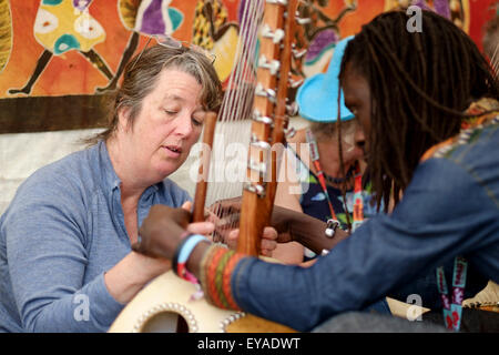 Atmosfera al WOMAD (il mondo della musica, arte e danza) Festival a Charlton Park su 25/07/2015 in Charlton Park di Malmesbury. Kora Workshop - Il kora è un 21-stringa liuto-bridge-arpa usato estensivamente in Africa occidentale. Foto di Julie Edwards/Alamy Live News Foto Stock