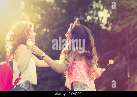 Migliori amiche sono vestiti in stile pin-up girl. Ragazza abbracci. Il  concetto di amicizia vera Foto stock - Alamy