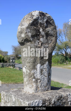 Un antica strada Croce scolpita in granito locale a Crows-un-Wra, Cornwall, Inghilterra, Regno Unito. Foto Stock