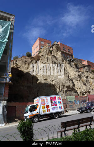 Case precariamente costruite (probabilmente senza alcun tipo di autorizzazione) su una collina instabile e ripida in terra/terreno a Calle Belzu, la Paz, Bolivia Foto Stock