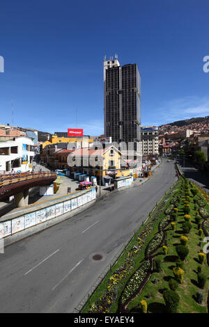 Svuotare la principale Av Mariscal Santa Cruz attraverso il centro della città durante le elezioni presidenziali del 2014, edificio bianco Mercado Lanza sulla LHS, la Paz, Bolivia Foto Stock