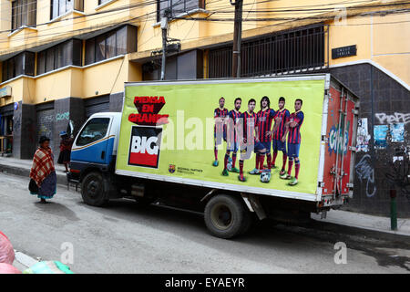 L Aymara donna passato a piedi carrello appartenente ad uno di Barcelona Football Club di partner regionali, La Paz, Bolivia Foto Stock