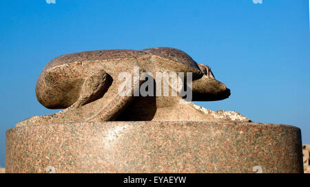 Karnak Luxor Egitto. Tempio di Karnak sacro al dio Amon: il gigante scarabeo Khepri Foto Stock