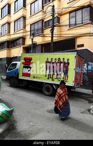 L Aymara donna passato a piedi carrello appartenente ad uno di Barcelona Football Club di partner regionali, La Paz, Bolivia Foto Stock