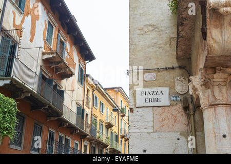 VERONA, Italia - 13 Luglio: Dettaglio della parete con un cartello stradale in Piazza delle Erbe. Luglio 13, 2015 a Verona. Foto Stock