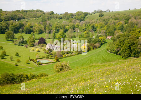 Chalk ripida scarpata cercando in una profonda valle verde contenente Rainscombe House, Vale of Pewsey, Osono, Wiltshire, Inghilterra, Regno Unito Foto Stock