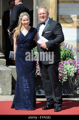 Bayreuth, Germania. Xxv Luglio, 2015. Attore austriaco Harald Krassnitzer e sua moglie Ann-Kathrin Kramer arrivare per la apertura della 104th Bayreuth Festival di Bayreuth, Germania, 25 luglio 2015. Il festival di Richard Wagner corre fino al 28 agosto. Foto: TOBIAS HASE/DPA/Alamy Live News Foto Stock