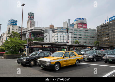 Taxi presso la Stazione di Yokohama, Giappone Foto Stock