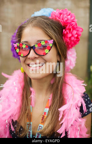 Charlton Park, Wiltshire, Regno Unito. Xxv Luglio, 2015. Una ragazza in posa per un ritratto al Womad Festival tenutosi a Charlton Park, nel Gloucestershire. Il 25 luglio 2015. Credito: Adam Gasson/Alamy Live News Foto Stock