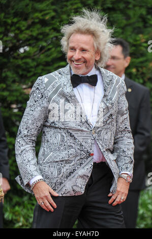 Bayreuth, Germania. Xxv Luglio, 2015. Il presentatore Thomas Gottschalk sorrisi come egli arriva per la apertura della 104th Bayreuth Festival di Bayreuth, Germania, 25 luglio 2015. Il festival di Richard Wagner corre fino al 28 agosto. Foto: TOBIAS HASE/DPA/Alamy Live News Foto Stock